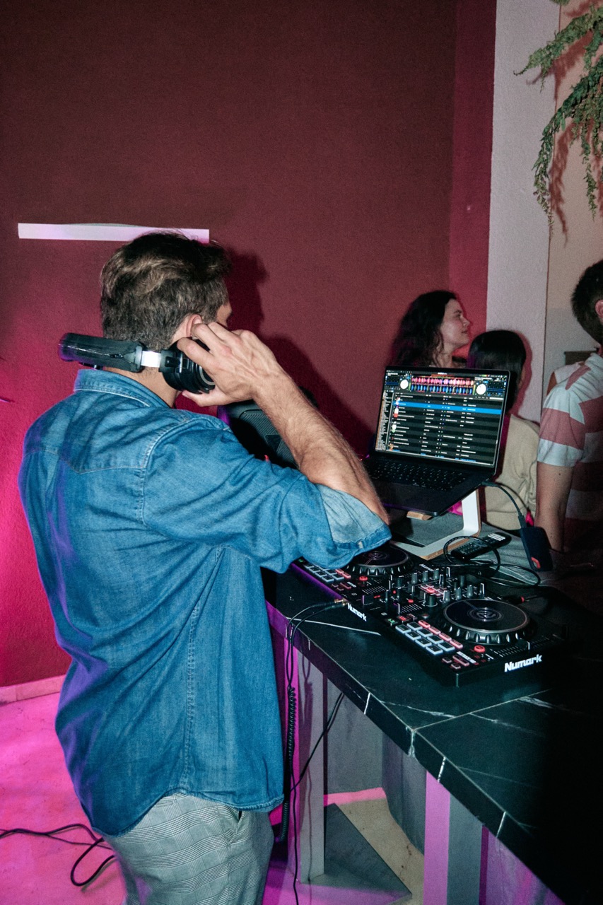 DJ Picture 2